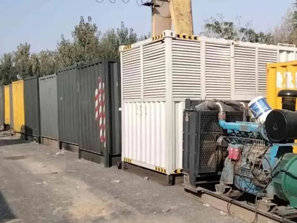 厦门200KW柴油发电机机组每小时油耗是多少？